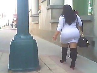 Sexy juicy bbw latina booty X 2 walking on da streets