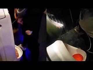 ESPIANDO PAU DE HETEROS MIJANDO NA BALADA - SpyCam Penis Boy Piss / Pissing Nightclub