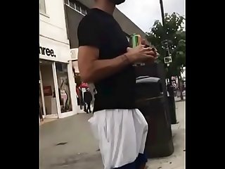 Pauzudo de shorts sem cueca na rua
