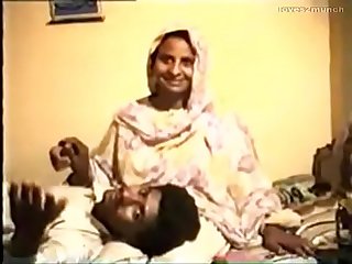 Shy Desi Aunty reluctantly fucks on video for rupees