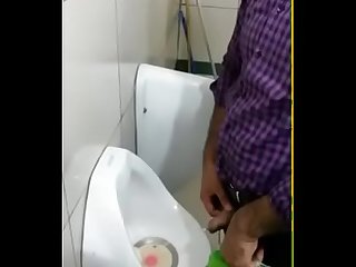 indian metro station public toilet pissing spy video.MP4