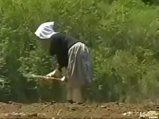 mengintai petani gadis