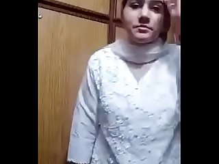 Pakistani Girlfriend Striptease MMS Selfie