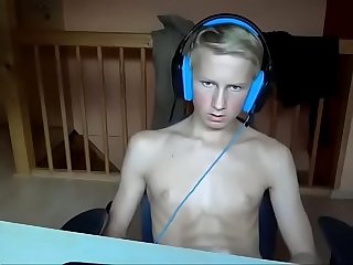 Cute swissboy blows his thick nut