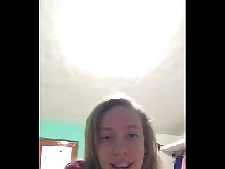 Chica haciendo tutorial de como ponerse un sostn
