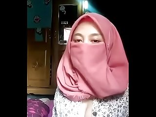 Pinky hijab dengan tetek besar