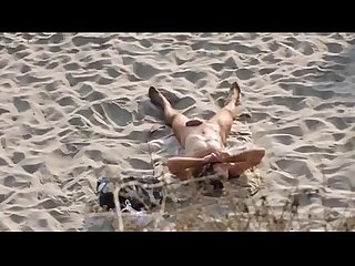 Nudista espiado en la playa hermosa verga