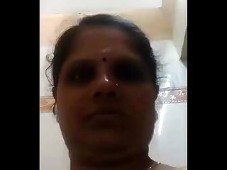 Desi mature Aunty showing her body