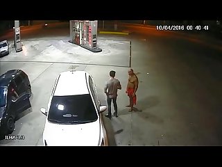 Suposto PM ? flagrado fazendo sexo oral em outro homem em posto de gasolina em Manaus