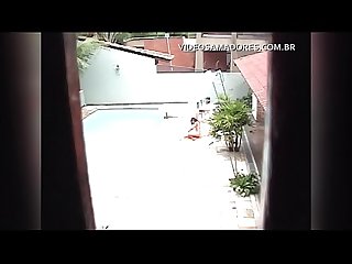 Garoto voyeur flagra morena novinha nua na piscina da casa ao lado