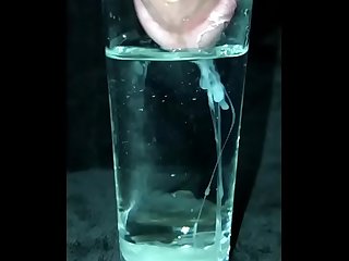muka dalam a kaca dari air
