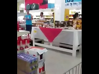 Esposa exibicionista se exibindo no supermercado totalmente em publico