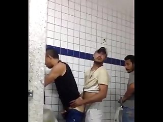 Dando o cu no banheiro em frente ao mictrio