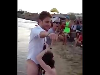 Brasilera trolita chupandola en la playa adelante de la gente