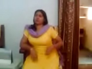 Indian aunty showing her big boobs - Allvideosx.com