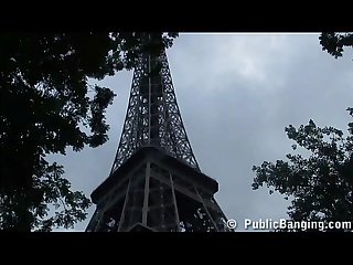 चरम सार्वजनिक लिंग त्रिगुट द्वारा the दुनिया famous eiffel tower में paris france