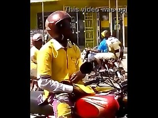 flagra motoqueiro punhetando na rua