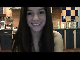 Ondeugend brunette met een banana op webcam