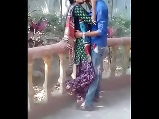 xart indiase jongen Meisje kus sluiten