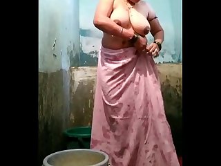 Indian desi village aunty bathing final scene