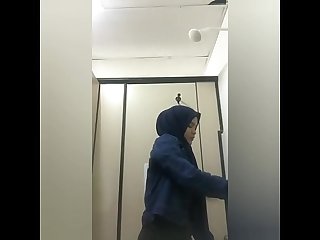 Cewek jilbab eksis depan kamera
