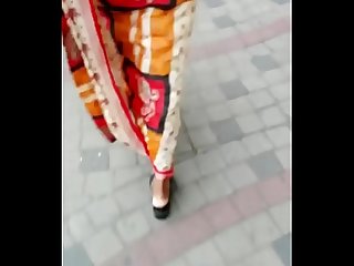 SEXY WORKING WOMAN IN SAREE ON ROAD 2