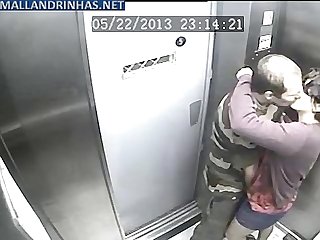 Cmera de segurana flagrando foda no elevador