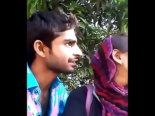 musulman les couples baisers de plein air vert Chaud fille