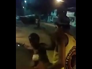 Drogada dando không meio da rua para một torcida jovem làm sport