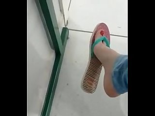 Candid teen dangling flat flip flops in the school escola chinelos