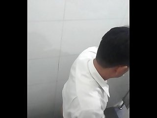 quay l�n trung ni�n toilet BigC Ho�ng văn thụ