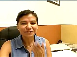 Madura Latina se masturba en su oficina
