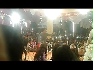 indiano slut Esporre ombelico E Anca mentre Danza 2
