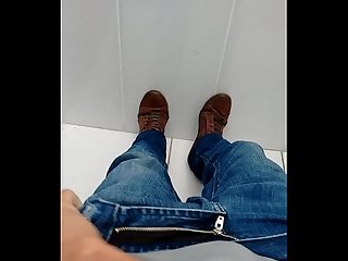 Eu batendo punheta no banheiro do trabalho