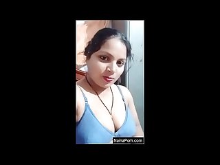 भारतीय देसी , नीले ब्रा नग्न स्तन चाटना