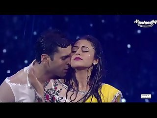Divyanka Tripathi Navel treat in rain song,Hottest performance ever!